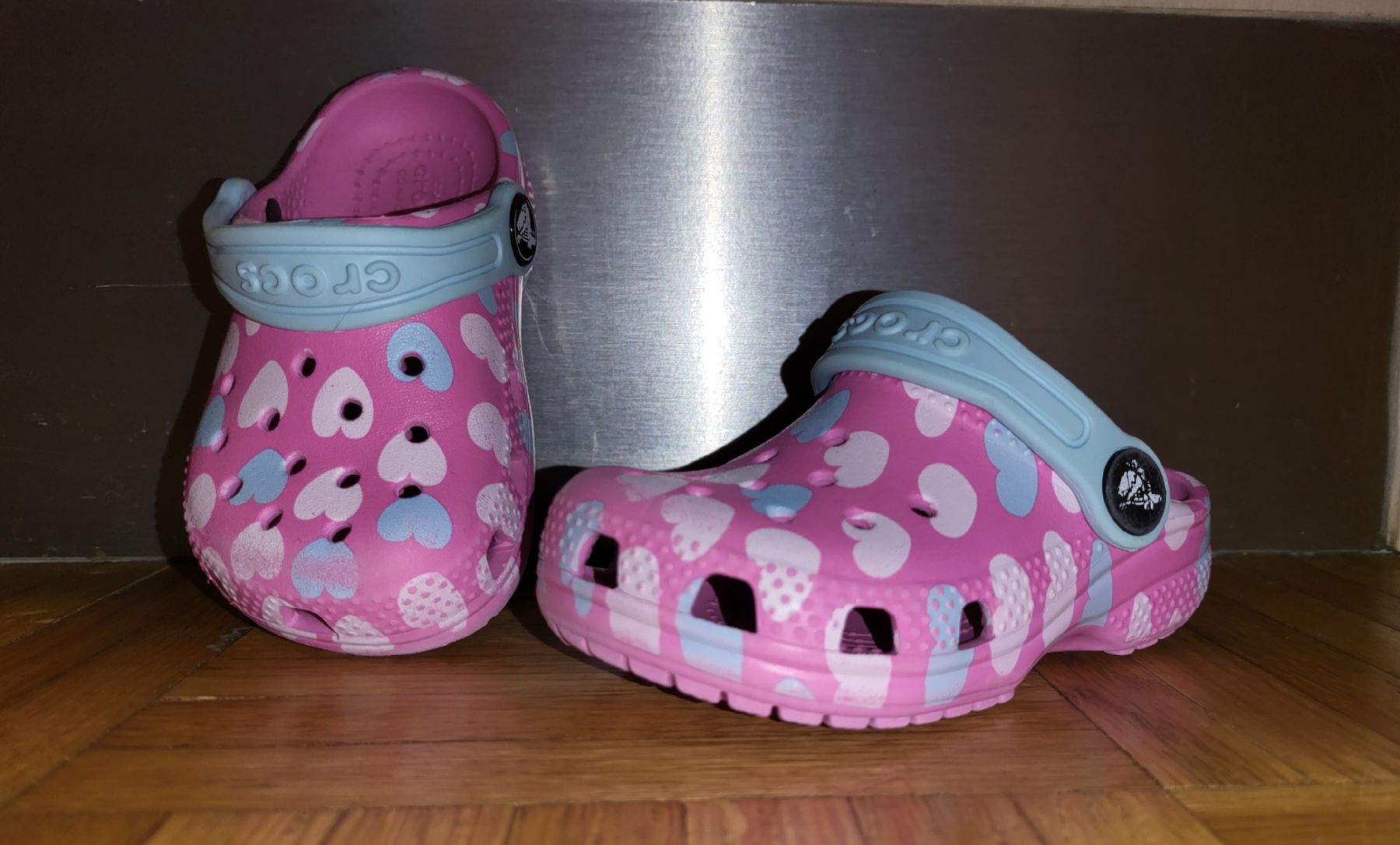 Scarpe per ragazze: Crocs roses à motifs coeurs – Usato da Versoix venduto da Dragi1201