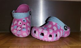 Crocs roses à motifs coeurs