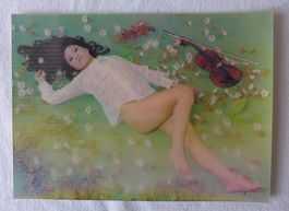 WACKELBILD EROTIK PIN UP, Model ruht sich im Gras aus