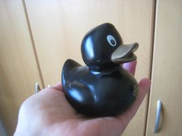 kleine, schwarze Werbe  Badeente ENTE   pura bagno