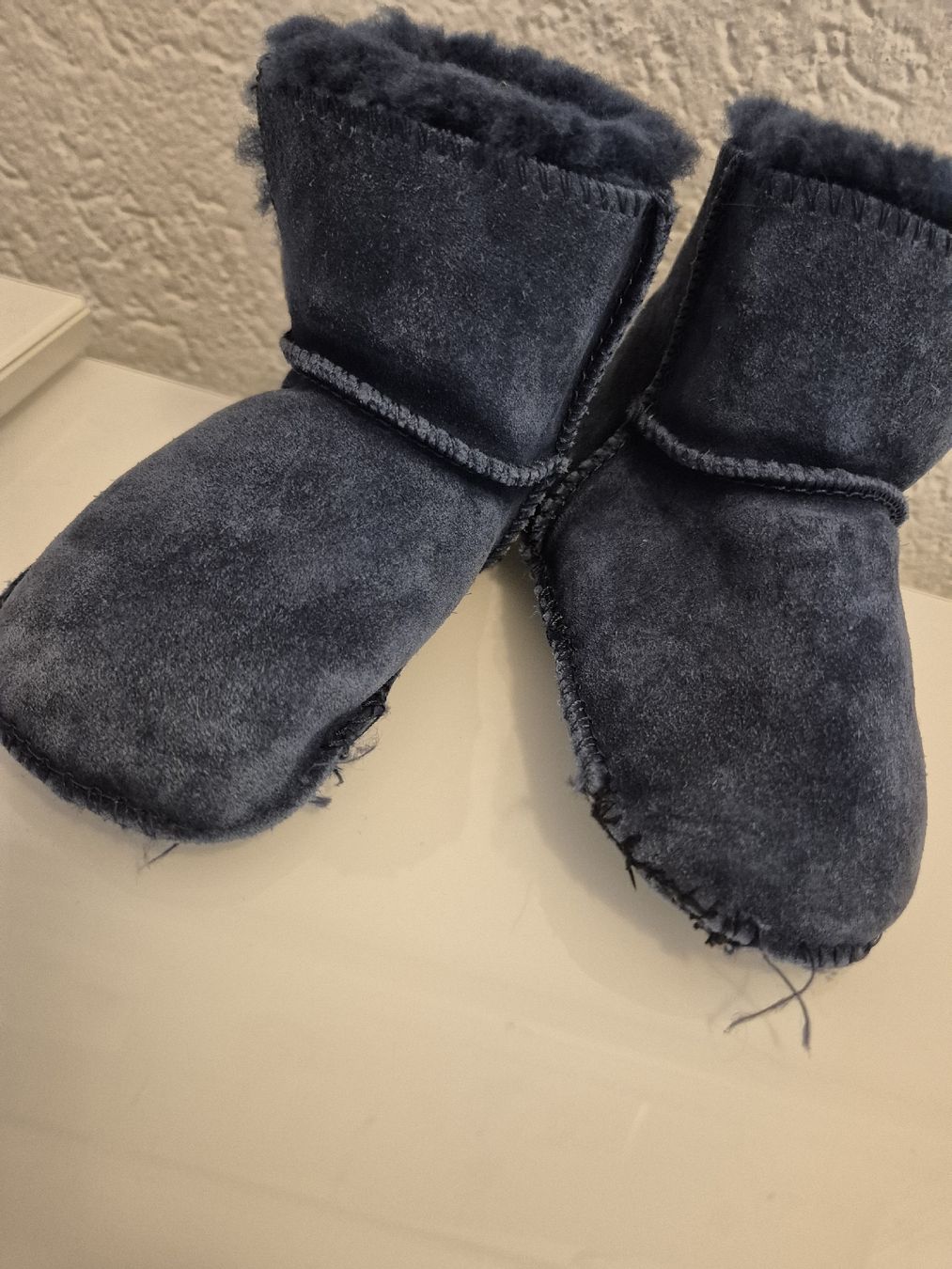 Ugg Scarpe per ragazzi: Süsse UGG Baby Schuhe, dunkelblau – Usato da Zürich venduto da Inanina 4