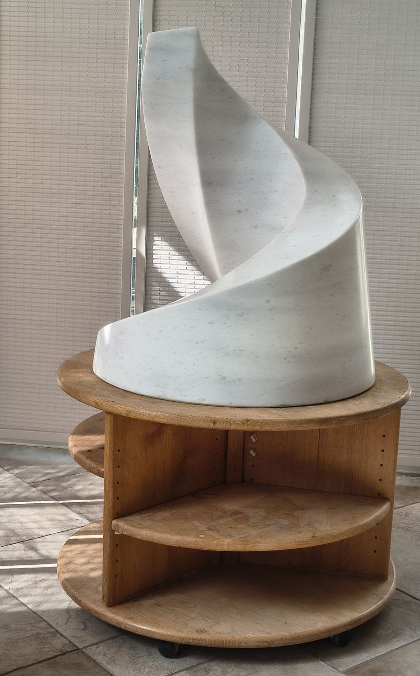 Skulpturen & Statuen: Geometrische Marmor Skulptur mit Eichen Sockel – Gebraucht aus Buttikon SZ von off_jdc7 3