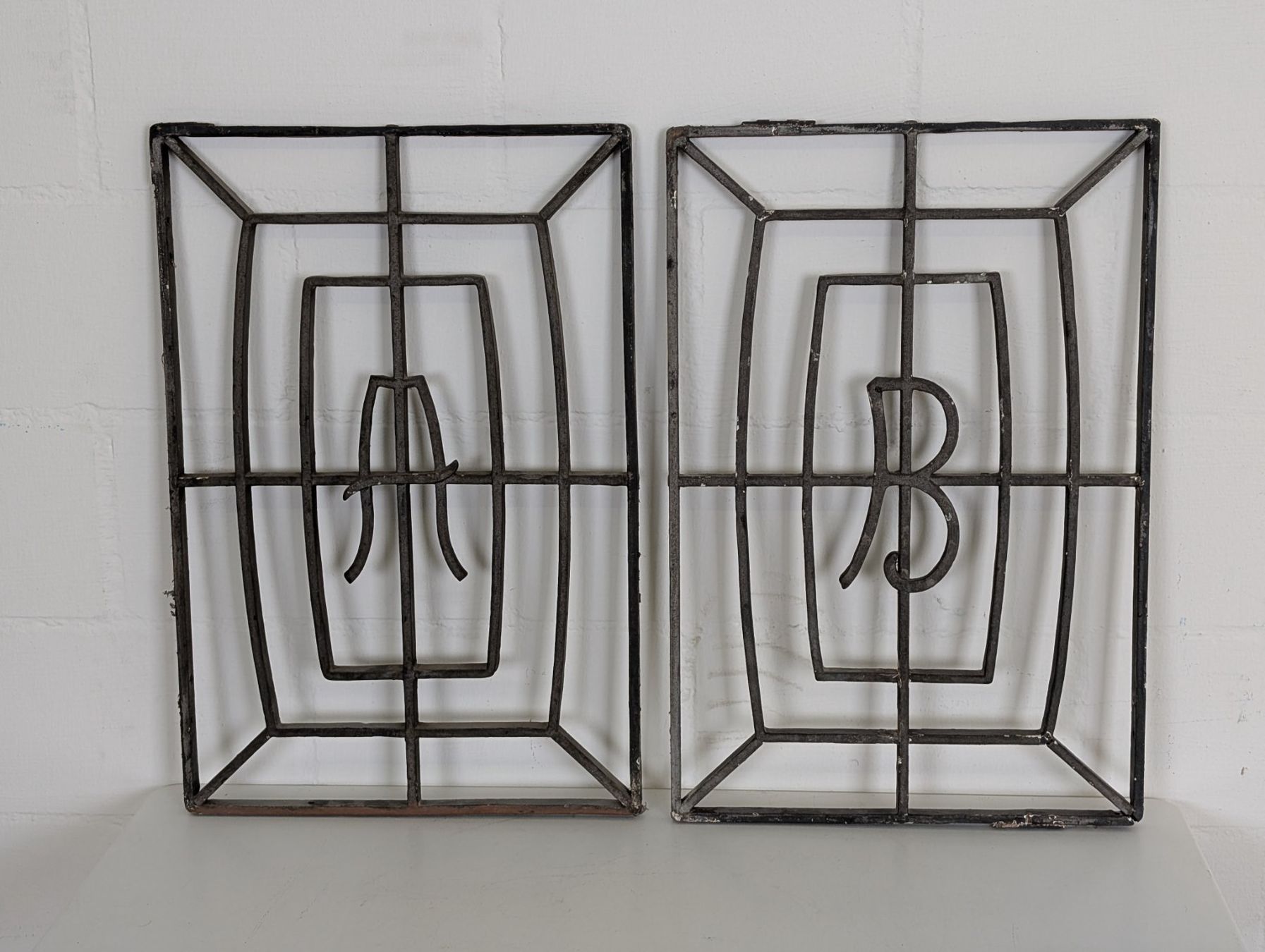 Griglie e Inferriate: 2 Antike schmiedeeiserne Fenstergitter mit A & B – Usato da Winterthur venduto da Hint17