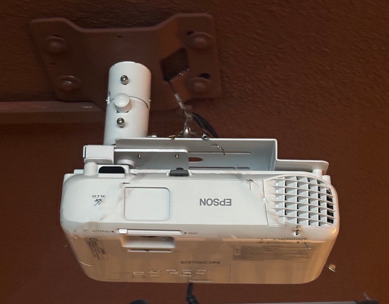 Epson Vidéoprojecteurs: Epson Eb-S05  mit Epson ELPMB23 Deckenbefestigung – Neuf (Voir description) à Zürich par indianer13 1