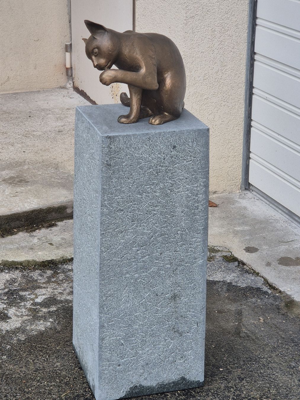 Sculture & Statue: Grabmal mit Bronzekatze – Nuovo (secondo la descrizione) da Ehrendingen venduto da Amigo5 1
