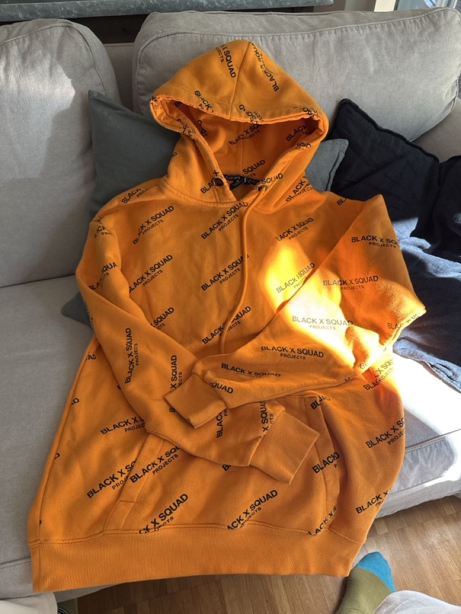 Maglioni & Felpe: Kapuzenpullover Black Squad orange gebraucht – Usato da Winterthur venduto da san_9m2f 1