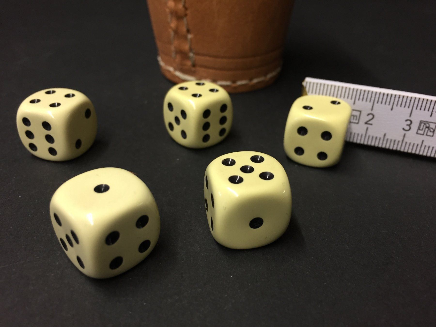 Giochi: Vintage 5 Bakelit Würfel – Usato da Schaffhausen venduto da vintageville