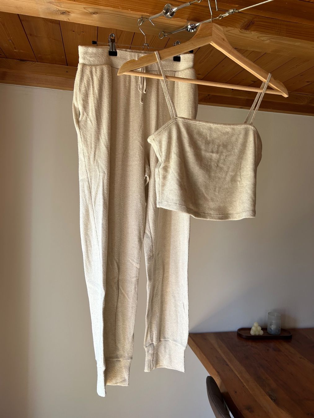 Zara Lotti di vestiti: Loungewear Set, Crop Top & Hose, Beige, M – Usato da Erlen venduto da nin_b8c6