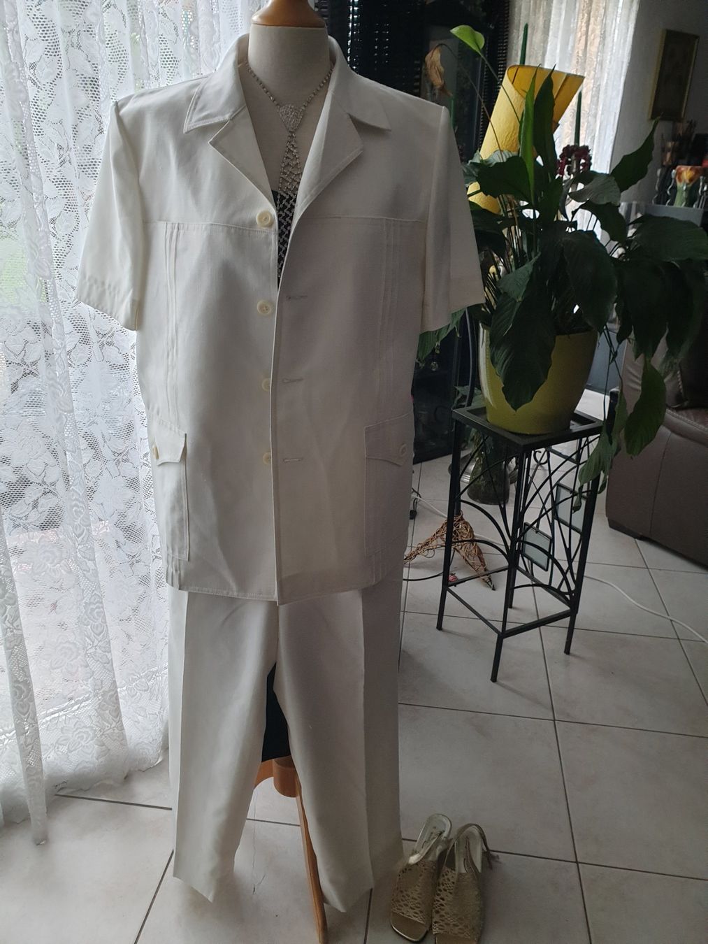 Completi & Tailleur: Ensemble saharienne - pantalon blanc crème 38-40 – Usato da St-Triphon venduto da Jldr0 1