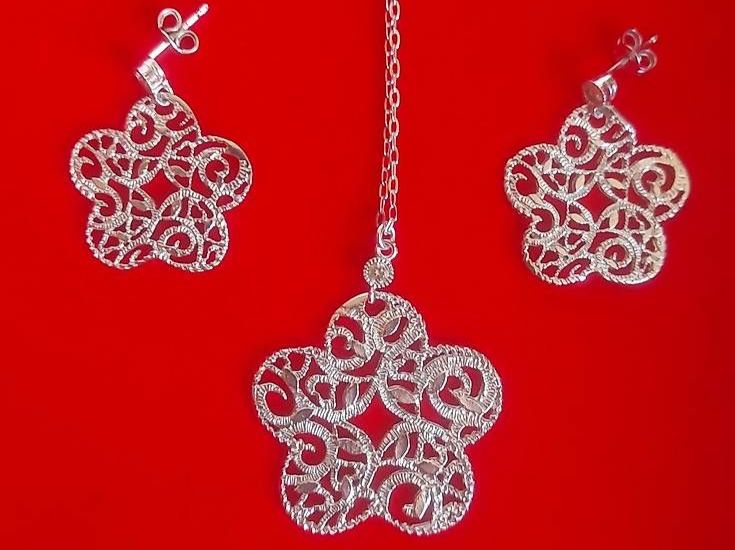 Altri gioielli: Set collana e orecchini a fiore in argento 925 – Usato da Tesserete venduto da BreezyRose