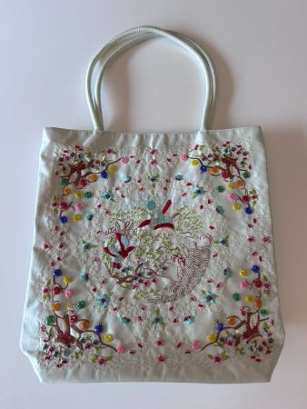 Tasche mit Stickereien und Perlen