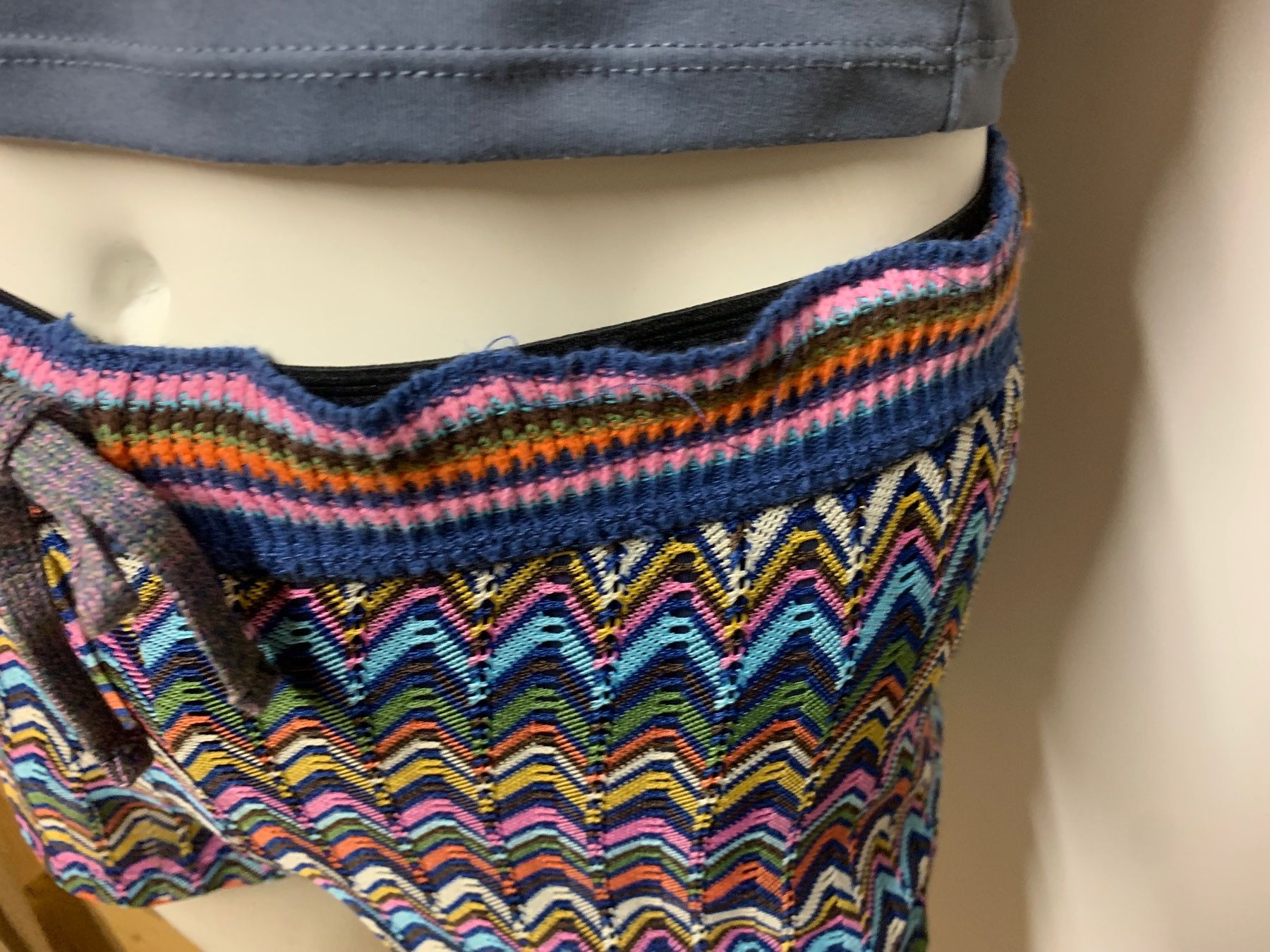 Pantaloni: Bunte Häkelshorts mit Zickzackmuster, Grösse S – Usato da Rosshäusern venduto da MiJoDoOl 2
