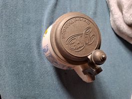 keramikbierkrug mit zinndeckel