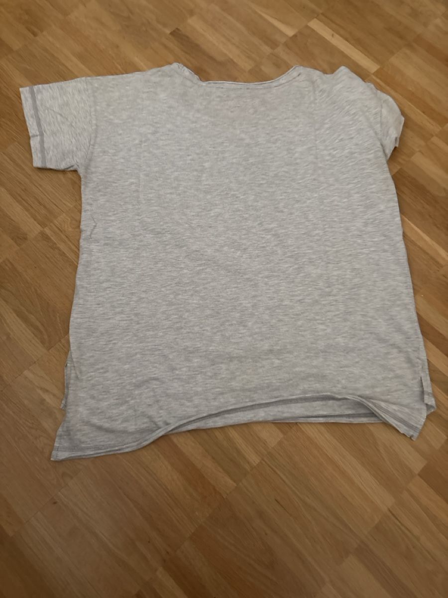 T-shirts:  T-Shirt grau Grösse 40 – D'occasion à Sissach par Hippo200 1