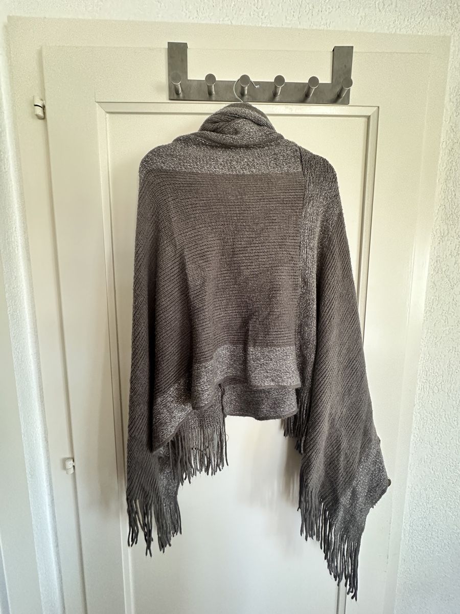 Anna Field Maglioni & Felpe: Poncho gris chaud et tendance – Usato da Cheseaux-Lausanne venduto da Cerfynie 1