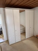 Top erhaltener Kleiderschrank