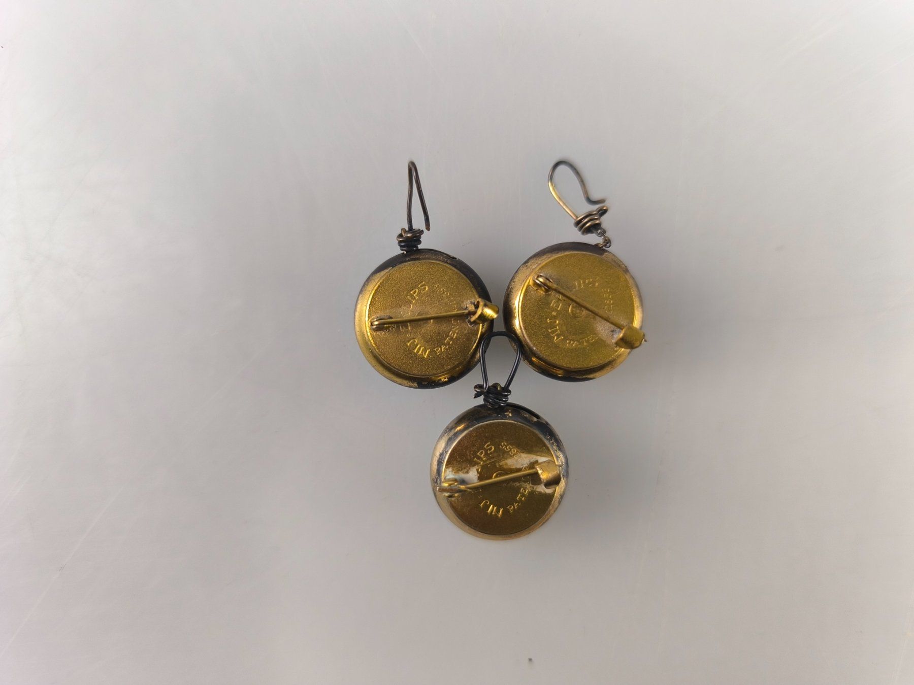 Supporti a parete: Antike Chatelaine-Broschen, ausziehbare Brillenhalter – Usato da Rüti ZH venduto da Restwert_Rueti_ZH 4