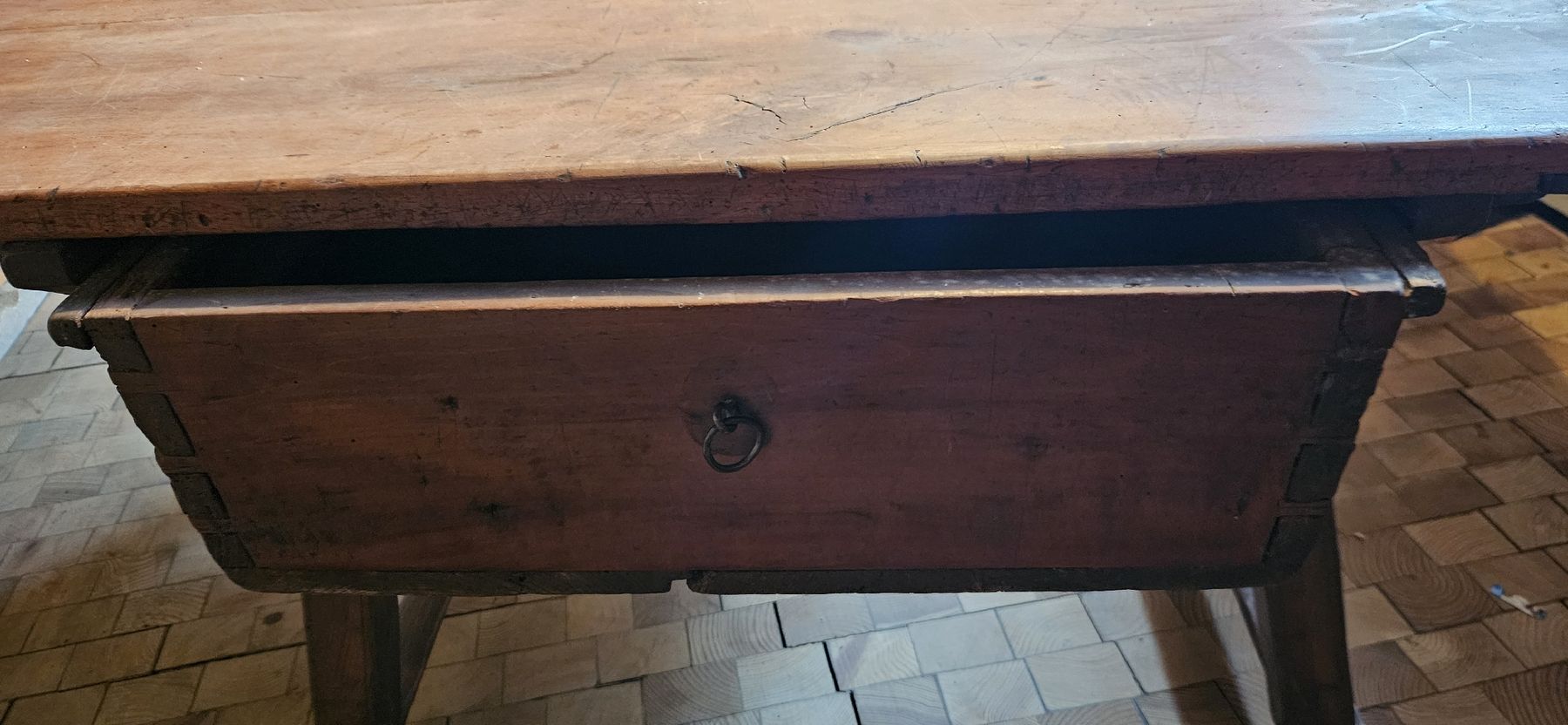 Tische: Antiker Bauerntisch, vermutlich Kirschbaum oder Birne – Gebraucht aus Belp von Ginus85 3