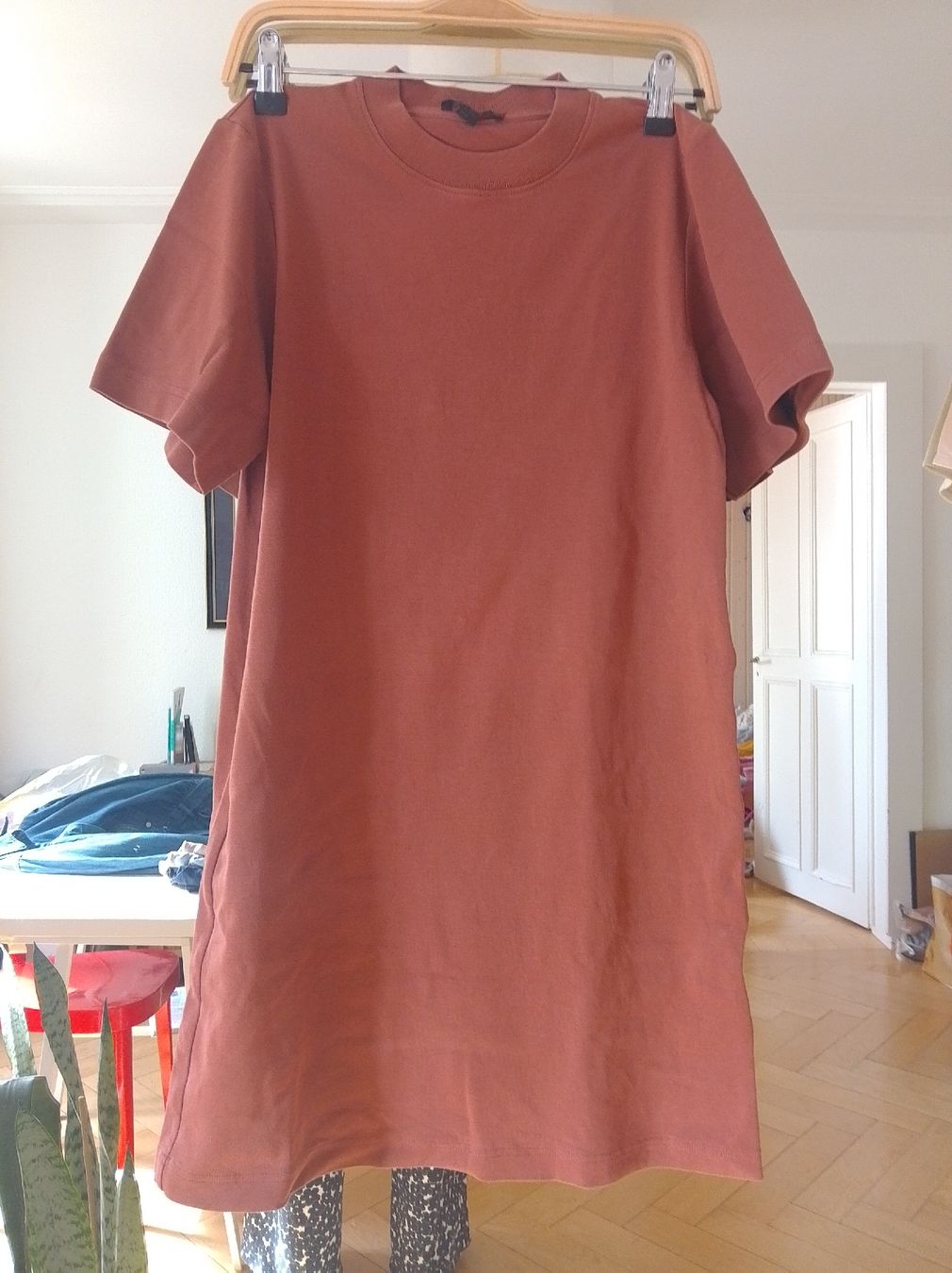 Cos Vestiti: robe T-shirt COS, couleur terracotta – Usato da La Chaux-de-Fonds venduto da youplavie