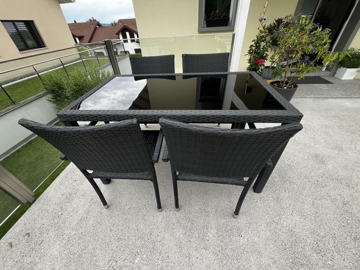 Set di tavolo e panche: Gartenmöbel-Set, 1 Tisch mit Glasplatte, 4 Stühle – Usato da Wollerau venduto da Garten1957 1