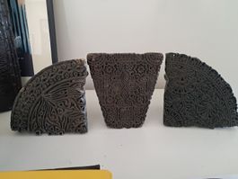 Trois tampons en bois sculpté pour impression textile