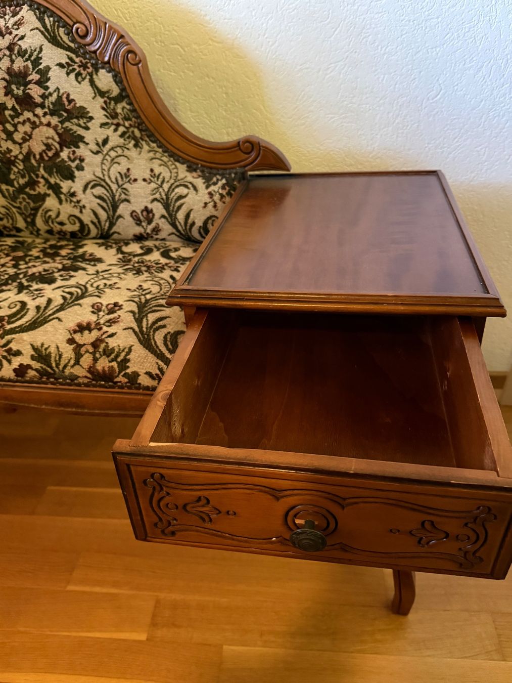 Tavoli: Antikes Telefonmöbel/ Sitzmöbel mit Tisch Nussbaum Holz – Usato da Egg SZ venduto da Schnuffi8 3