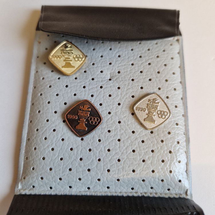 Pack De 4 Pins Queen (AC/DC) - Alliage Zinc Et émail, Licence Officielle, Pour Collectionneurs Et Fans - 9
