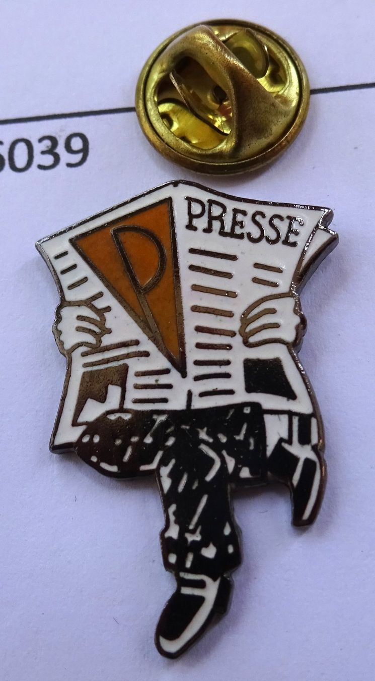 Placchette & Badge: PIN Presse Zeitung – Usato da Utzenstorf venduto da BUtter81