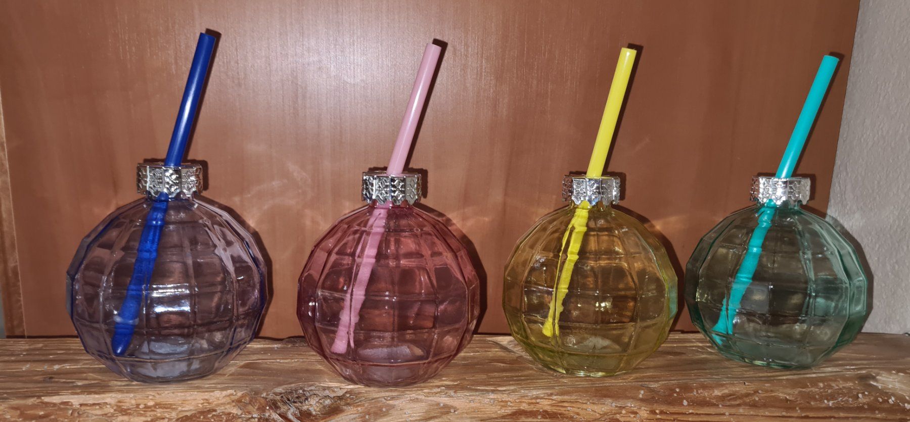 Bicchieri: 4 bunte Trinkgläser mit Röhrli in Weihnachtskugel-Form. – Nuovo e nell'imballaggio originale da Winterthur venduto da bibummi 1