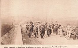 Front français Régiment de Zouaves croisant une colonne