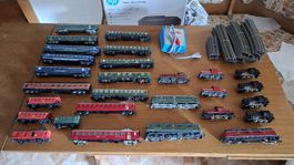 H0 AC. DC lot. 11 Loks, 17 Wagen, 28 Gleise, 1 Travo.