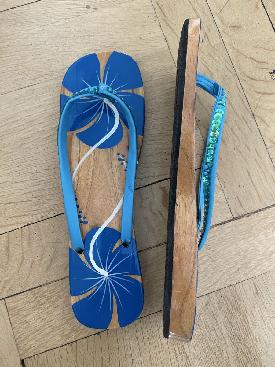 Scarpe da donna: Sommerliche Flip Flops, Holzsohle, Blumenmuster, Gr. 40 – Usato da Zürich venduto da snaut 1