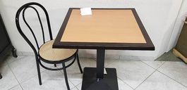 Table pour extérieur en Werzalit 70 x 70 cm. Pied en fonte.