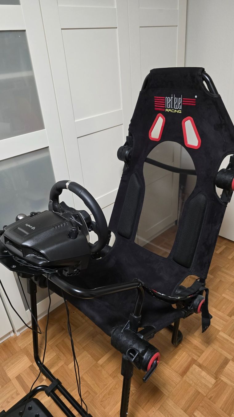 Sedie: Sim Racing Set: Next Level Racing F-GT Lite + Logitech G920 – Usato da Dietikon venduto da Jujuba