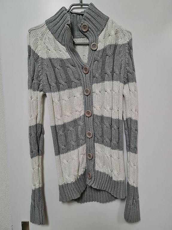 Giacche: Graue/Weisse Strickjacke – Usato da Opfikon venduto da rockqueen666