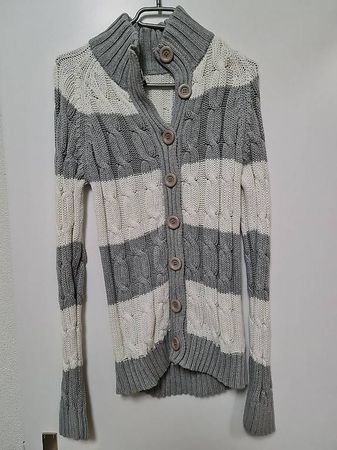 Graue/Weisse Strickjacke