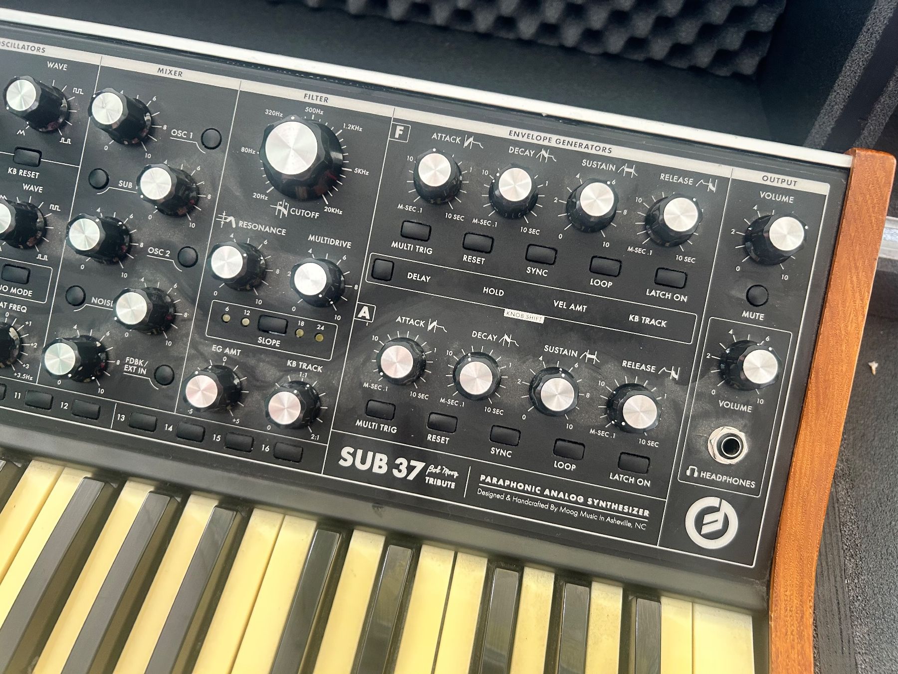 Moog Strumenti musicali: Moog Sub 37 – Bob Moog Tribute Edition | mit Hardcase – Usato da Bern venduto da yanmosi 2