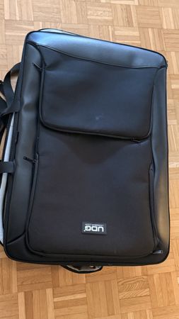 UDG DJ Controller Tasche mit viel Stauraum