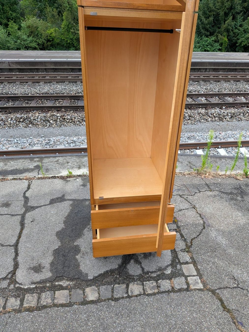 Armadi: Mid-Century-Schrank schmal mit Stange - Ref. 07/03 – Usato da Au ZH venduto da BrockiAu 2