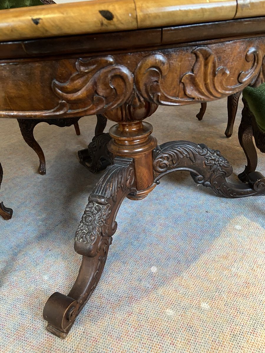 Set di tavolo e panche: Rococo Revival Tisch mit 6 Stühlen und einem passenden Sofa – Usato da Zürich venduto da ralph__ 2