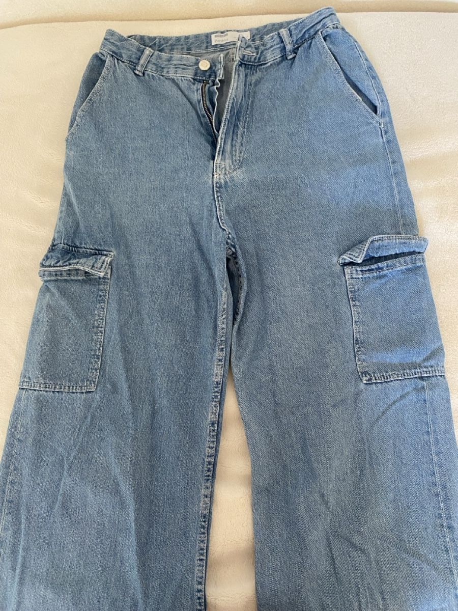 Bershka Pantaloni: Jean Bershka Cargo, Taille Haute – Usato da Vésenaz venduto da gau_v6pf 4