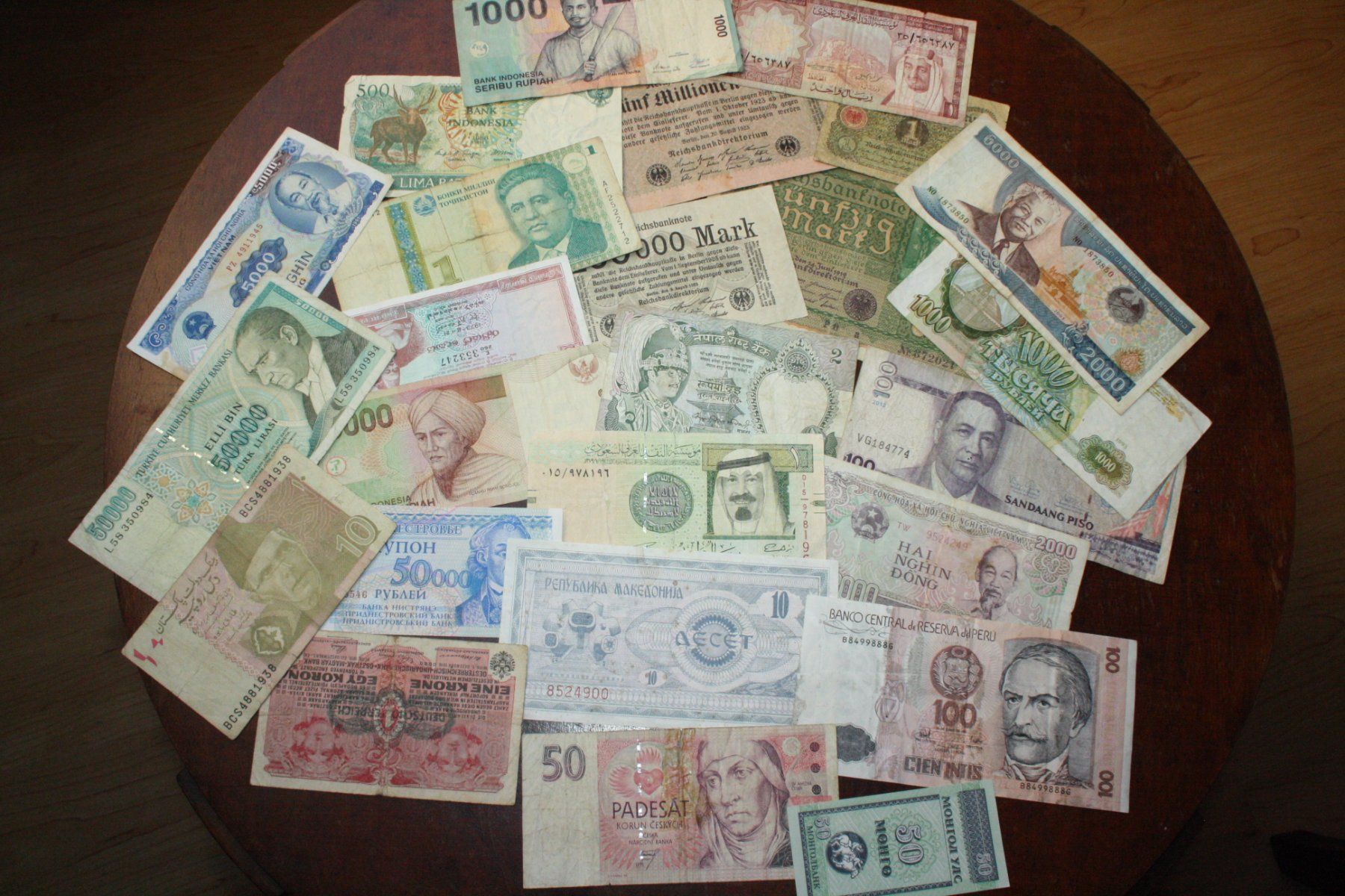 Banconote: Lot 15 - 25 Billets différents usés – Usato da Cormondrèche venduto da Hermes.monnaies