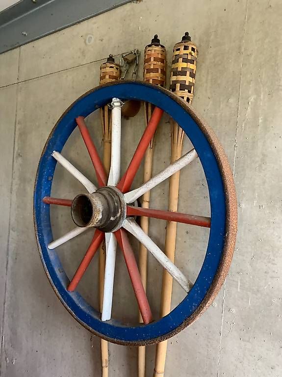 Tutte le decorazioni: Vier Speichenräder, bunt, mit Eisenring – Usato da Hettlingen venduto da FamilieSchroeder
