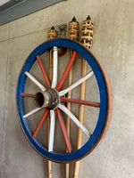 Vier Speichenräder, bunt, mit Eisenring