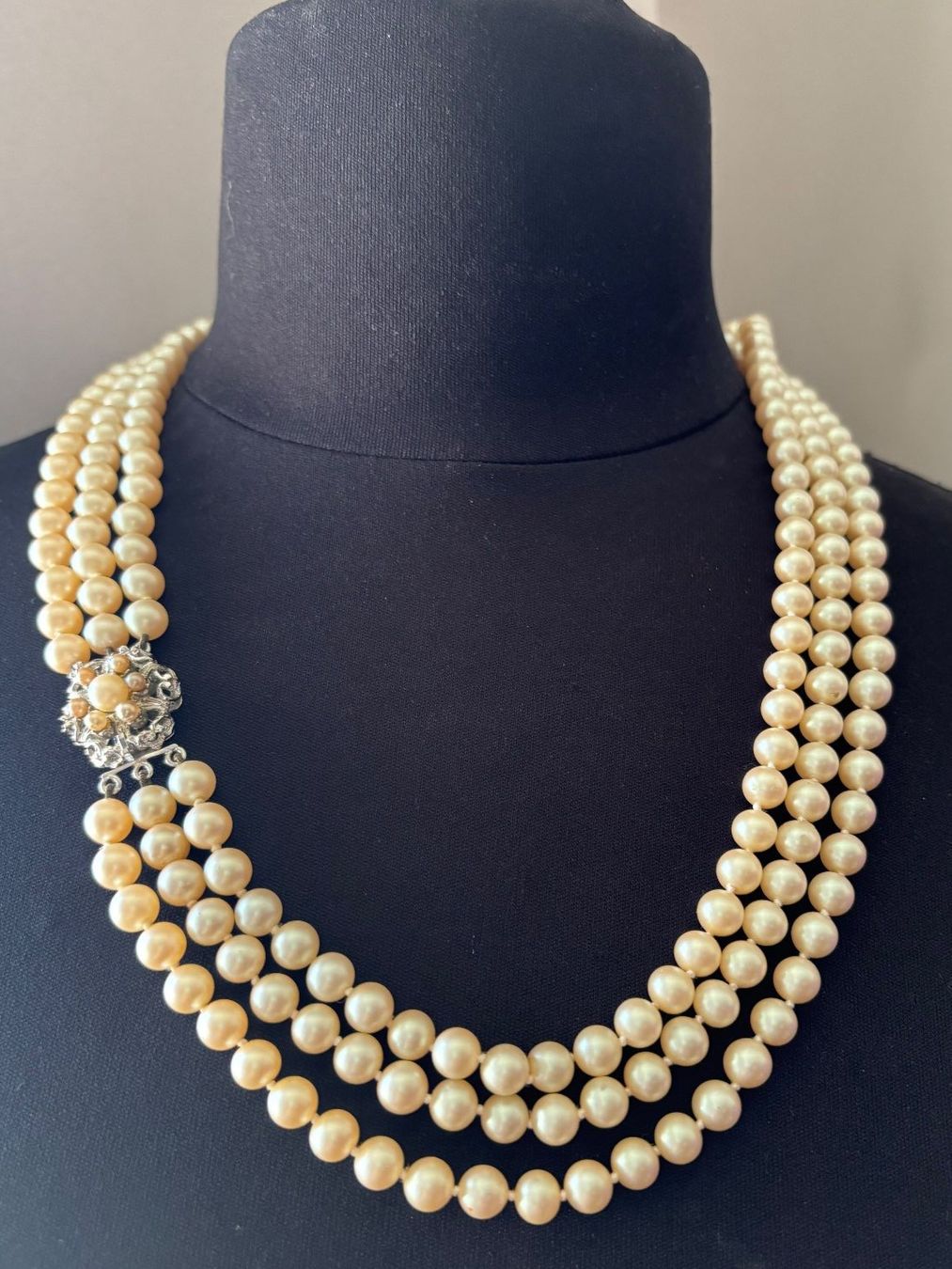 Catenine: Collier de perles  à trois rangs  fermoir en arget 800 – Usato da Peseux venduto da CharmeCommerce 1