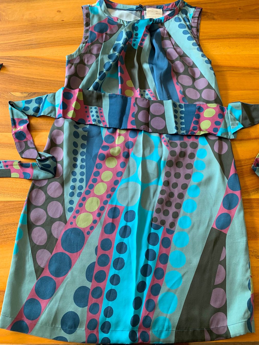Kleider: iBlues 100% Seidenkleid mit extra Bindegürtel Gr. 36 **NEU** – Neu (gemäss Beschreibung) aus Meiringen von tonicandgin