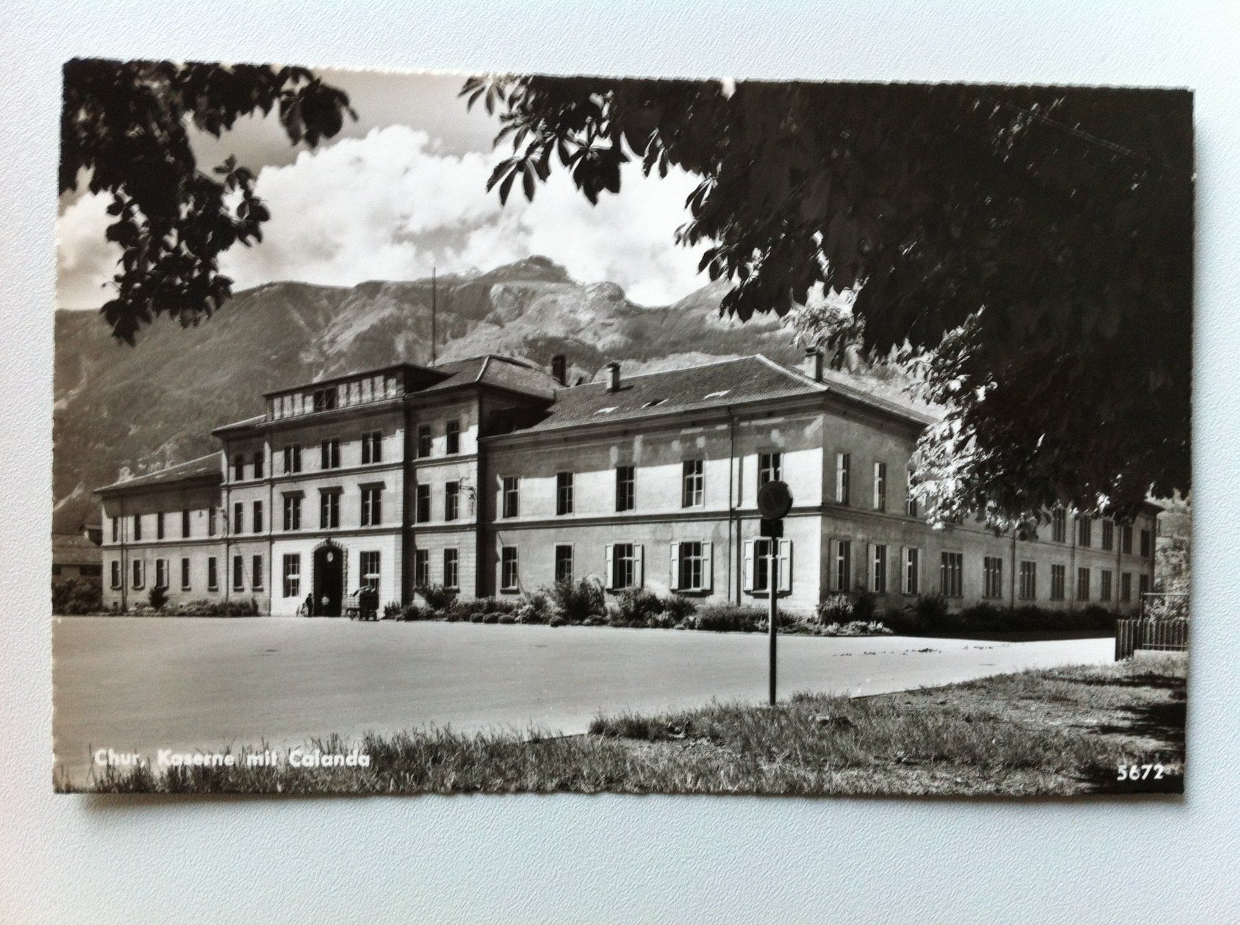 Cartoline postali: Ansichtskarte: Chur Kaserne mit Calanda 1955 – Usato da Brunnen venduto da Artemis53