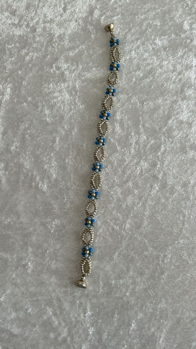 Bracciali & Braccialetti: Handgemachtes Perlenarmband, blau/silber – Nuovo (secondo la descrizione) da Ettiswil venduto da nat_9vgc 1