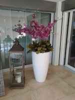 Orchideepflanze Kunstpflanze lila im weissen Topf gut