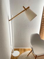 Schöne weisse Stehlampe